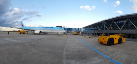 ▲ 포항공항의 유일한 노선인 포항~제주 노선을 운항항는 대한항공 여객기가 활주로에 들어오고 있다.