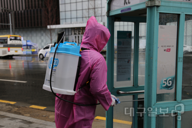 ▲ 박성민 예비후보가 방역활동을 펼치고 있다.