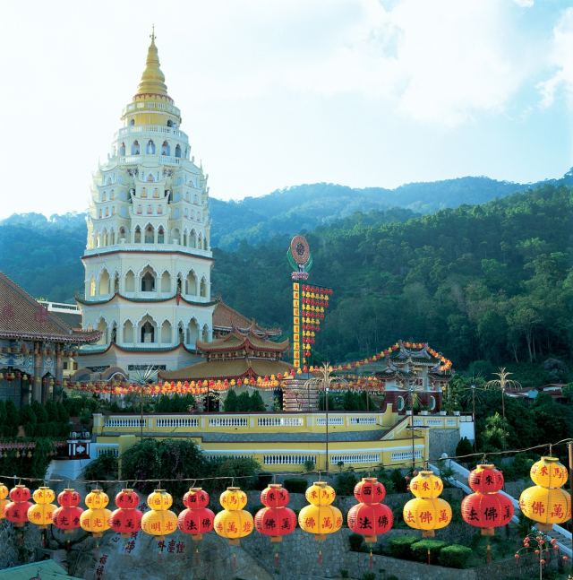 ▲ 켁록시(Kek Lok Si)는 아에르 이탐(Ayer Itam)의 언덕 꼭대기에서 웅장한 자태를 뽐내는 사원으로, 동남아시아에서 가장 큰 불교 사원 중 하나다.