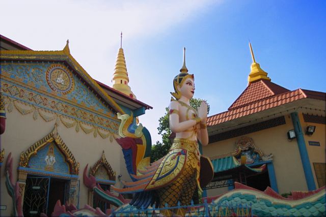 ▲ 타이 사원은 길이 33m로 세계에서 세 번째로 큰 금박 와불상을 볼 수 있는 태국식 불교 사원이다.