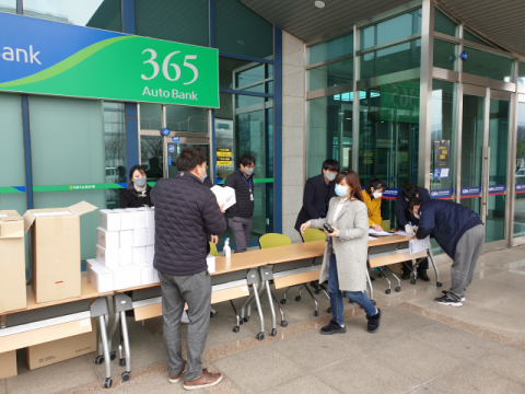 ▲ 중소벤처기업진흥공단 직원들이 경북경제진흥원 앞에서 지역 중소기업 관계자들에게 마스크를 나눠주고 있다.
