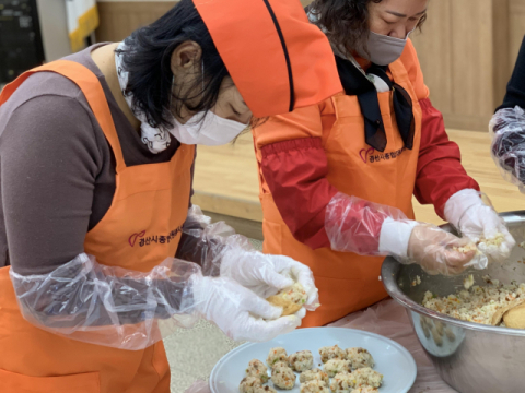 ▲ 경산시자원봉사센터가 코로나19 확산 방지에 주력하는 의료진에게 전달할 음식을 만들고 있다.