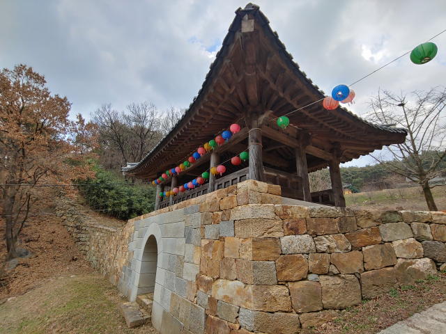 ▲ 남고산성 서쪽 성문이다. 서문은 석축으로 된 성벽 통로 위에 문루를 설치했다.