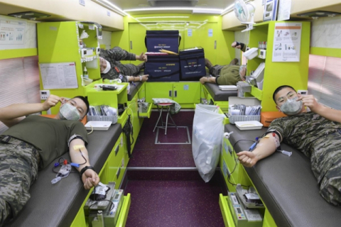 ▲ 해병대 1사단 장병들이 지난 18일 헌혈 행사에 참여하고 있는 모습. 이날 채혈을 담당한 간호사 1명이 코로나19 확진 판정을 받아 밀접 접촉 장병 90여 명이 격리됐다.