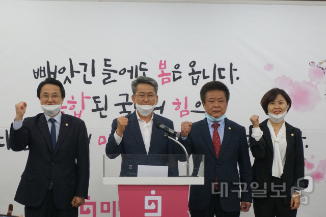▲ 박갑상 대구시의원(왼쪽 2번째) 등 북구의원들이 24일 미래통합당 탈당과 함께 무소속 정태옥 의원 지지를 선언했다.