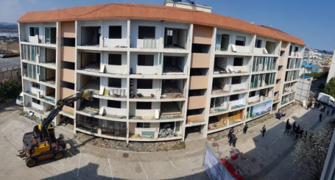 ▲ 2017년 11월 규모 5.4 지진으로 큰 피해를 입었던 흥해 대성아파트 A동이 철거되고 있다.