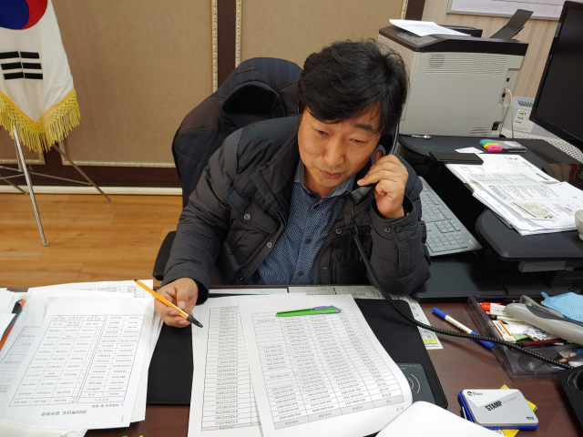 ▲ 조이영 구암고등학교 교장이 코로나19로 등교하지 못하는 고3 학부모에게 가정에서의 학습법을 전화로 상담하고 있다.