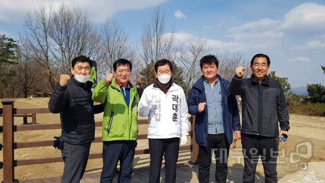 ▲ 곽대훈 의원이 지역구민들과 화이팅을 외치고 있다.
