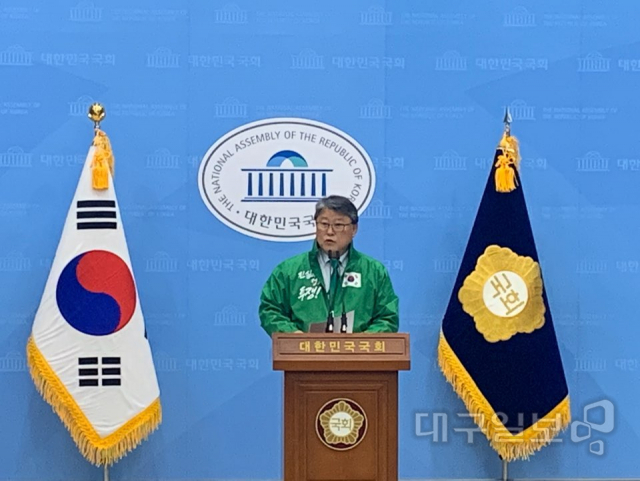 ▲ 29일 국회 정론관에서 기자회견 중인 조원진 의원