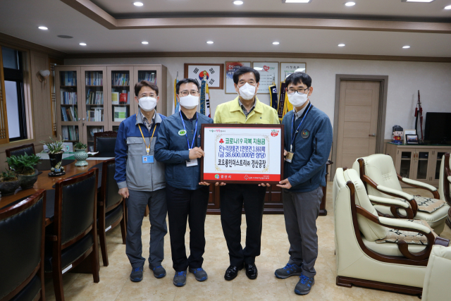 ▲ 코오롱인더스트리 경산공장 임직원들이 코로나19 극복을 위한 온누리상품권을 기부했다.
