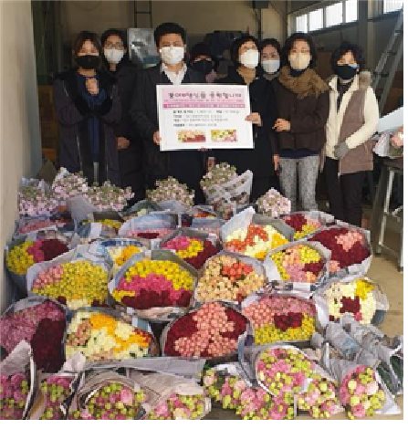 ▲ 한국화훼학회는 지난 11일부터 어려움을 겪고 있는 화훼업계와 대구를 응원하기 위해 꽃바구니를 제작·기부 중이다.