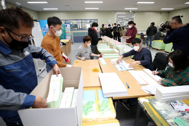 ▲ 31일 오후 대구시 달서구의 한 인쇄업소에서 직원들이 인쇄된 4·15 총선 투표용지를 분류하는 작업 등을 하고 있다. 연합뉴스