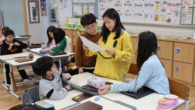 ▲ 대구삼영초등학교가 PYP 후보학교를 준비하면서 학생 개개인의 주도성을 기반으로 협력하며 탐구중심 수업을 만들어가고 있다.