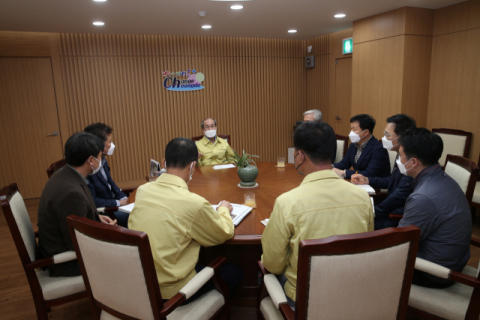 ▲ 청도군은 지난달 31일 군수실에서 한인홍(대표 임재화)과 청도농산물의 홍콩 수출을 위한 협의를 가졌다.
