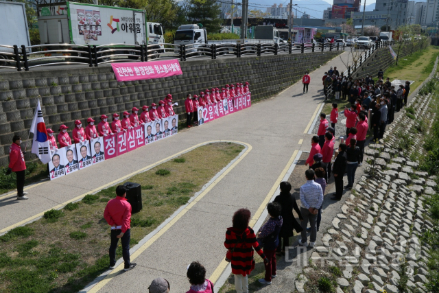 ▲ 윤재옥 의원이 2일 진천천 환경정비 봉사활동을 펼치고 있다.