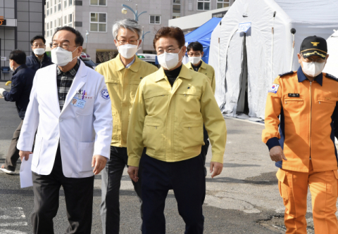▲ 이철우 경북도지사가 포항의료원을 방문 코로나19 대응 상황을 돌아보고 있다.
