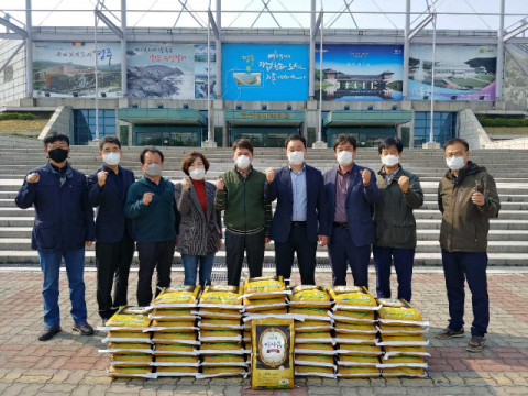 ▲ 경주경찰서는 지난 1일부터 3일까지 사흘간 보안자문협의회와 함께 지역 내 탈북민들에게 쌀 500㎏을 지원했다.