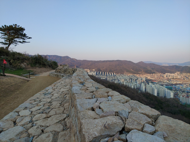 ▲ 분산성은 김해시에 위치하고 있는 가야시대에 처음 지어진 성으로 전해진다. 사적 제66호로 지정 관리되고 있다. 1999년에 복원하면서 일부 구간은 옛모습을 그대로 남겨두고 있다. 산 정상에 위치해 김해 시가지 일대가 한 눈에 조망된다.