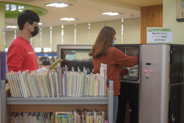 ▲ 대구 동구 안심도서관에서 직원이 책을 소독하고 있는 모습.