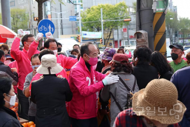 ▲ 추경호 후보가 달성 화원에서 선거운동을 펼치고 있다.