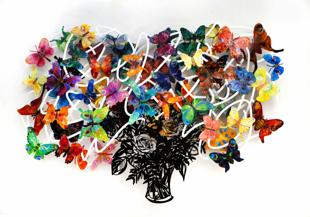▲ 장미꽃병에 나비들이 날아와 공존하는 작품, 세 겹으로 이루어져 깊은 공간감과 입체감을 느낄 수 있는 데이비드 걸스타인의 'Coexistence'