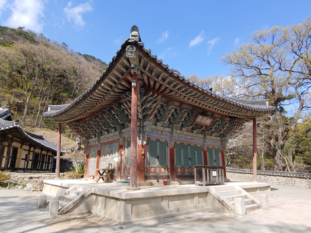 ▲ 도리사 극락전은 조선시대 건축물로 1996년에 경북도 문화재자료 제318호로 지정, 관리되고 있다. 다포양식의 팔작지붕의 정육면체를 연상케 하는 날렵한 모습이다.