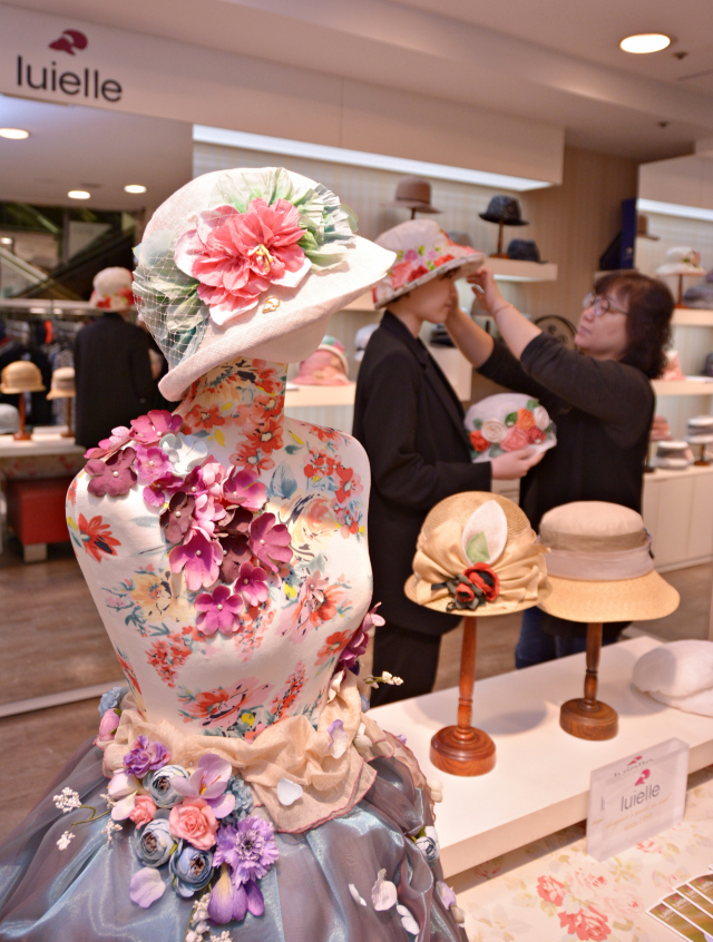 ▲ 대구백화점 프라자점 3층 명품 모자 브랜드 루이엘(luielle)에서는 화사한 봄꽃으로 장식한 다양한 소재와 디자인의 모자 제품들을 판매하고 있다.
