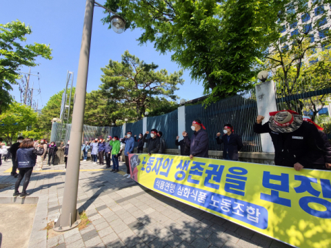 ▲ 지난 24일 대구지방경찰청 앞에서 한국노총 식품연맹 삼화식품노동조합 50여 명이 경찰의 빠른 수사를 촉구하는 집회를 열었다.