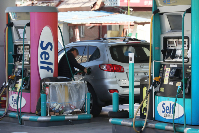 ▲ 대구지역 기름 값이 14주 연속 하락했다. 사진은 한 셀프주유소에서 주유를 하는 모습.