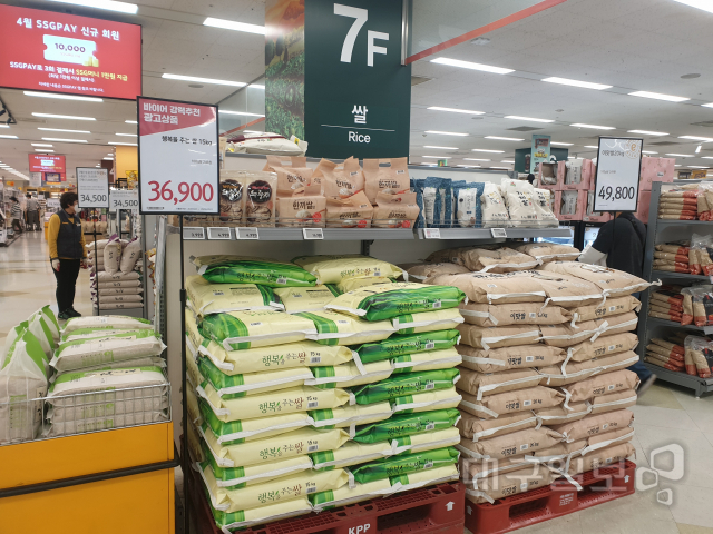 ▲ 코로나19의 확산으로 ‘집밥족’이 늘며, 대용량 쌀 판매가 증가하고 있다. 26일 오전 대구 수성구의 한 대형마트 쌀 코너의 모습.