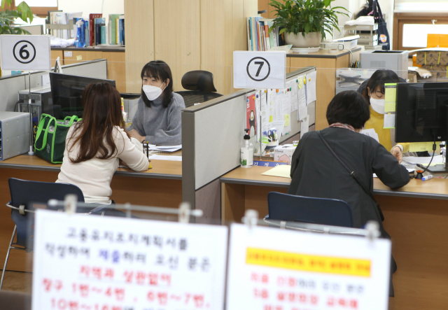 ▲ 대구고용센터에서 고용유지지원금을 받기 위해 관련 서류를 접수하고 있는 사업주들. 연합뉴스