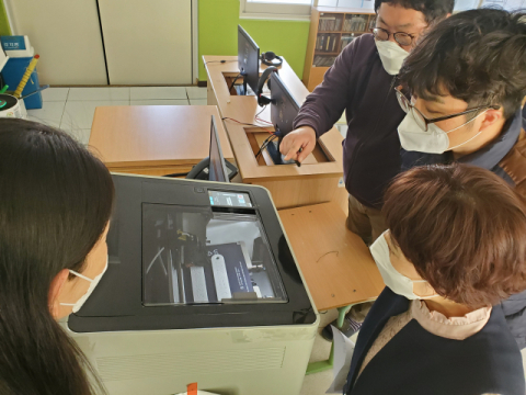 ▲ 고령군 운수초등학교는 지난 27일부터 29일까지 세 차례에 걸쳐 전 교사를 대상으로 ‘3D 프린터 활용력 신장 연수’를 실시했다. 교사들이 3D 프린터를 실제 조립해 사용해 보고 있다.