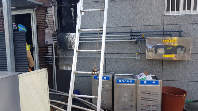 ▲ 화재가 발생한 구미시 상모동 일식집. 식당 입구 주변이 화재로 그을려 있다.