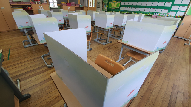 ▲ 대구 와룡초등학교는 학생들의 등교 개학 후 코로나19 감염병 예방을 위해 학생간 책상 칸막이를 설치했다.