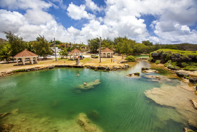 ▲ 이나라한 자연풀장은 괌 남부 투어의 하이라이트다. 자연이 만든 인피니티 수영장에서 괌을 즐겨 보길 추천한다.