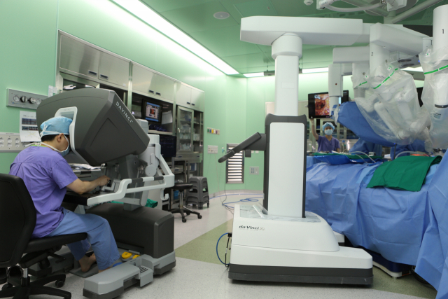 ▲ 계명대 동산병원 이무현 교수(왼쪽)가 유방암 로봇수술을 하는 모습.