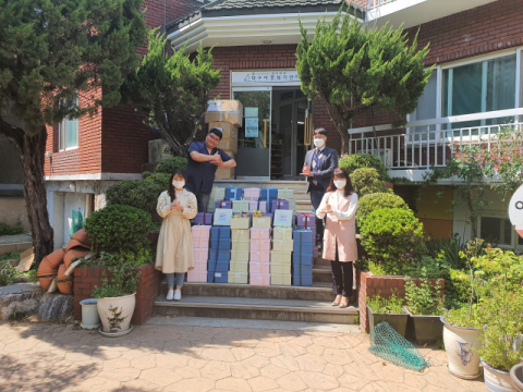 ▲ 한국도로공사 대구경북본부 직원이 대구아동복지센터에 사랑의 기부 상자를 전달했다.