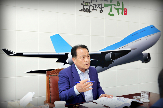 ▲ 김영만 군위군수는 국방부가 보낸 통합신공항 이전 협조공문에 반하는 입장을 밝히고 있다.