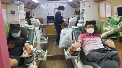 ▲ 영양군 사랑의 헌혈 릴레이 행사에 동참한 공무원들이 헌혈을 하고 있다.