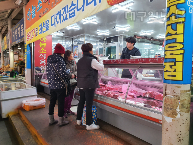 ▲ 대구 남구의 전통시장에 있는 한 식육점에서 시민들이 돼지고기를 구입하고 있다.