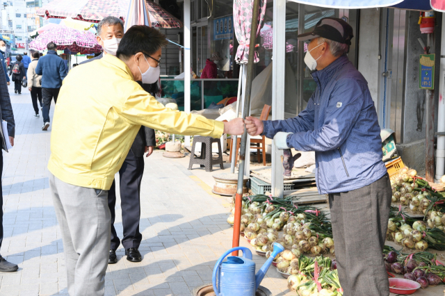 ▲ 장욱현 영주시장이 전통시장을 방문해 코로나19로 어려움을 겪고 있는 상인과 주먹인사를 하고 있다.