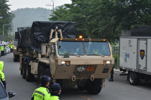 ▲ 성주 사드(THAAD·고고도미사일방어체계) 기지에 군 장비들이 들어가고 있다.
