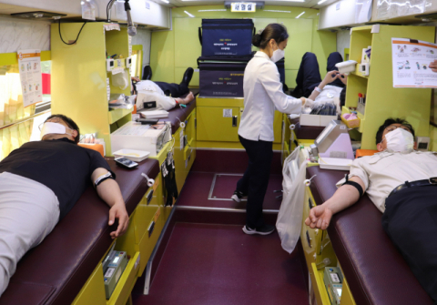 ▲ 의성소방서(서장 정창환) 직원들은 지난 1일 코로나19 장기화로 부족한 혈액 수급에 도움을 주기 위해 헌혈 운동에 동참했다.