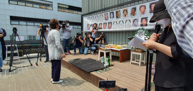 ▲ 대구·경북 일본군 ‘위안부’ 피해자 추모의 날 행사가 지난 6일 오전 11시 대구 중구 희움 일본군 위안부 역사관에서 개최됐다. 일본군 위안부 피해자인 여성인권운동가 이용수(92) 할머니가 제사를 지내는 모습.