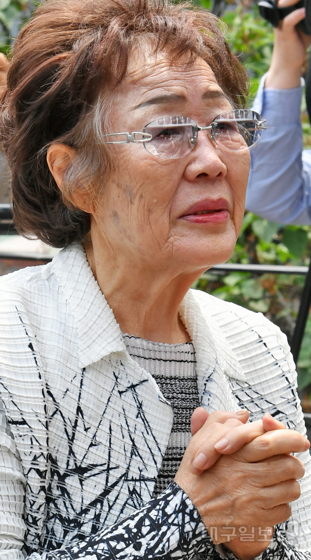 ▲ ‘2020 대구·경북 일본군 위안부 피해자 추모의 날’ 행사에 참석한 이용수 할머니가 고인들의 영정사진을 바라보며 눈물을 흘리고 있다.