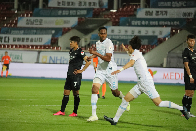 ▲ 대구FC는 지난 7일 열린 성남FC와 경기에서 2-1 역전승을 거뒀다. 사진은 이날 경기 동점골이자 팀 통산 800호 골을 넣은 에드가(가운데).
