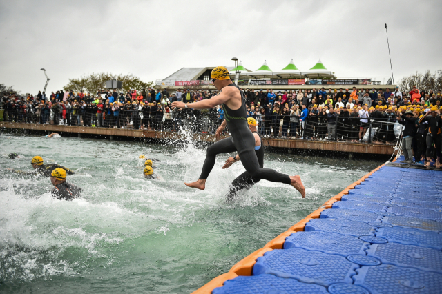 ▲ 철인3종은 수영, 사이클, 마라톤으로 구성돼 있다. 참가자들이 물 속으로 뛰어들고 있다.