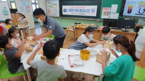 ▲ 울릉 천부초등학교 학생들이 선생님과 함께 목공예 체험을 하고 있다.