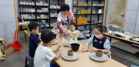 ▲ 성주군이 경북도 관광진흥기금 지원 사업 공모에 선정됐다. 사진은 어린이들이 커피인포터리 도자기 체험을 하고 있다.