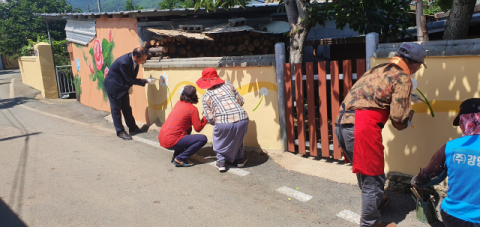 ▲ 청도군이 청도읍 안인리 상동과 하동마을에 주민참여 이색 벽화거리를 조성했다. 주민들이 직접 벽화를 그리고 있다.